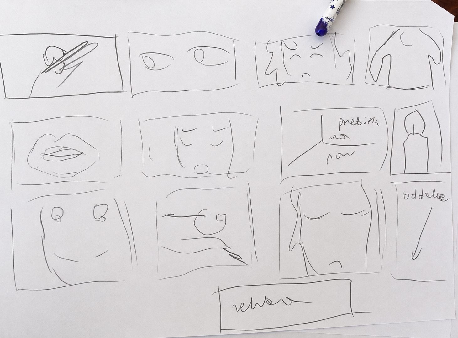 Odręczny szkic storyboardu na kartce - dwanaście prostokątnych kadrów narysowanych ołówkiem, w środku pobieżne zarysy dłoni, oczu, ust i twarzy, na dole trzynasty kadr